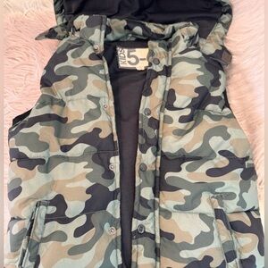 Kids Camo puffer vest Jacket size 5t